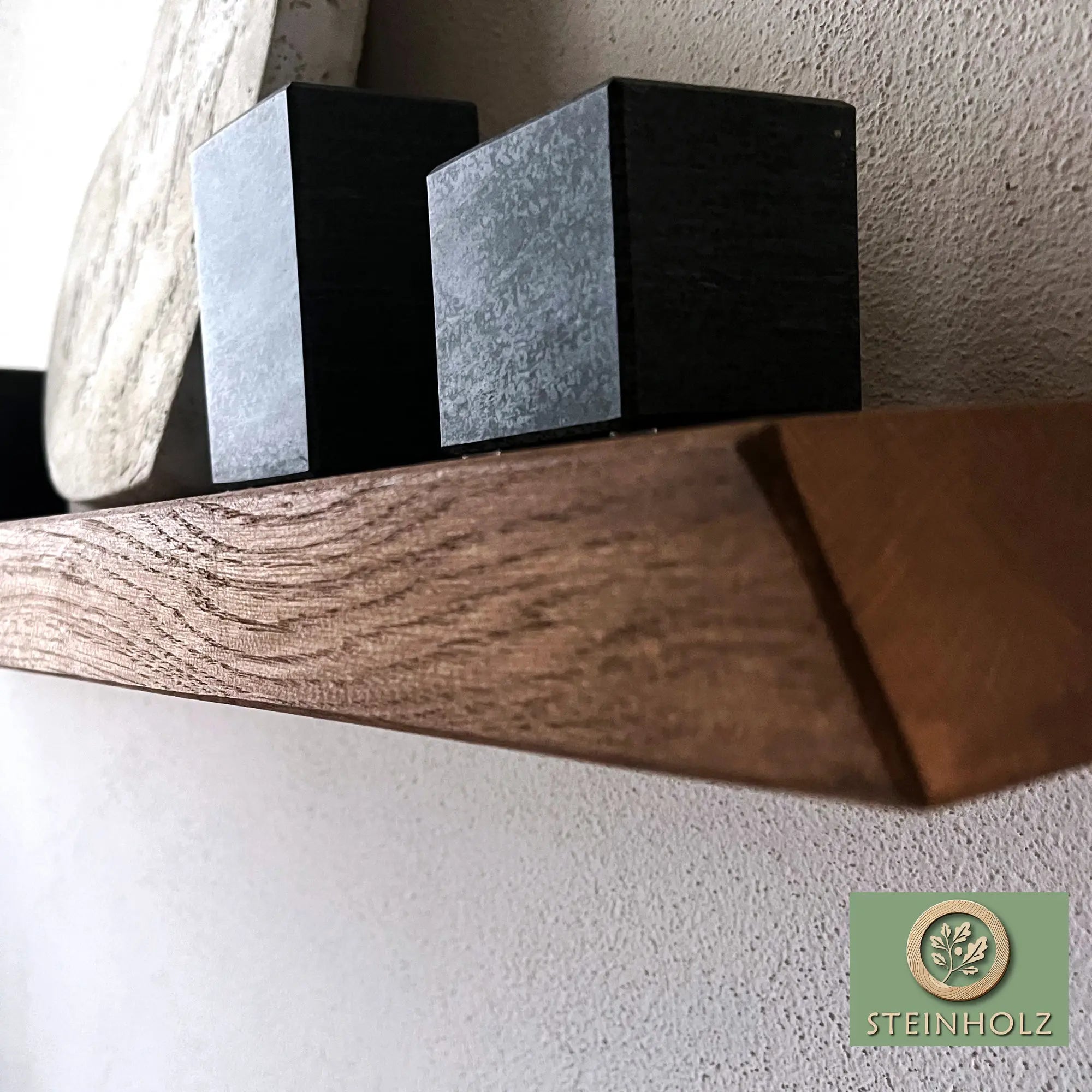 Schwebendes Wandregal aus Eiche mit Schrägschnitt – Elegantes Design aus Massivholz steinholz