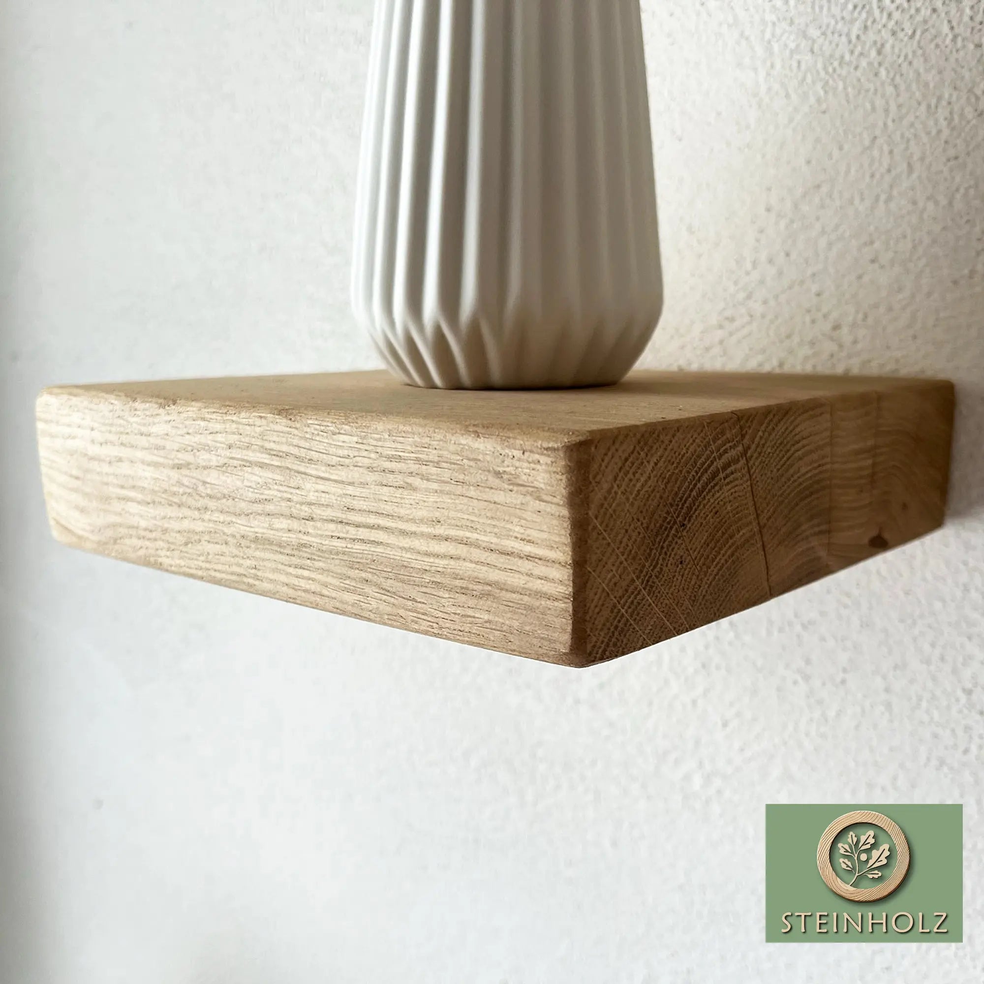 Schwebendes Wandregal aus massiver Eiche – Minimalistisch, edel und platzsparend steinholz