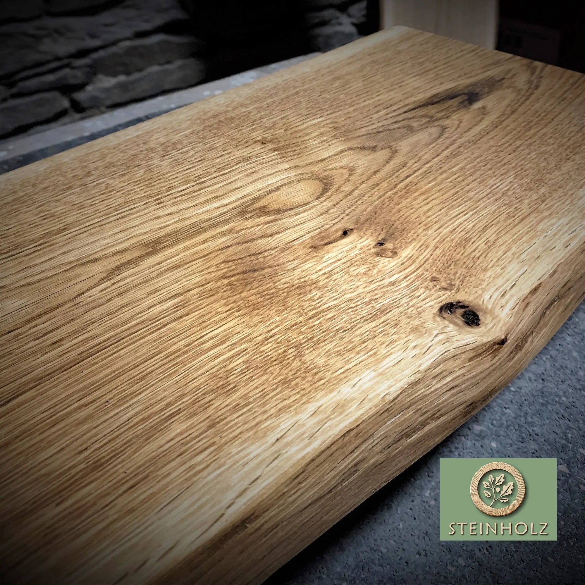 Handgefertigtes Wandboard aus Eiche – Natürliches Design mit Baumkante steinholz