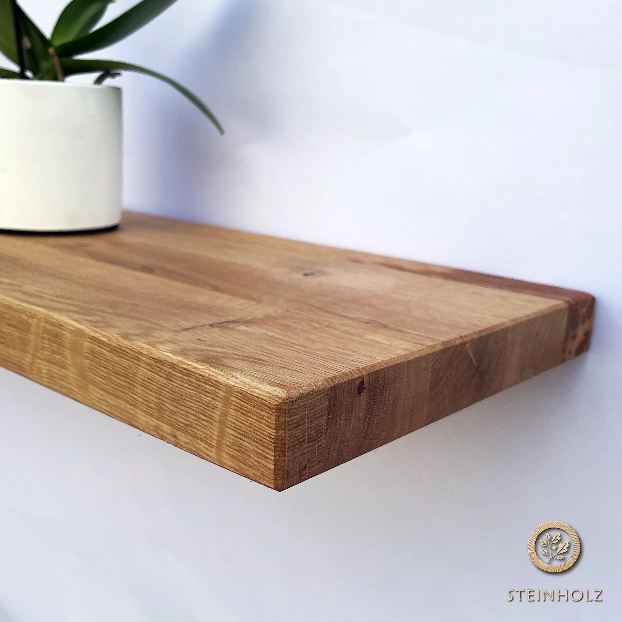 Schwebendes Wandboard aus Wildeiche – Natürliches Design mit versteckter Halterung steinholz