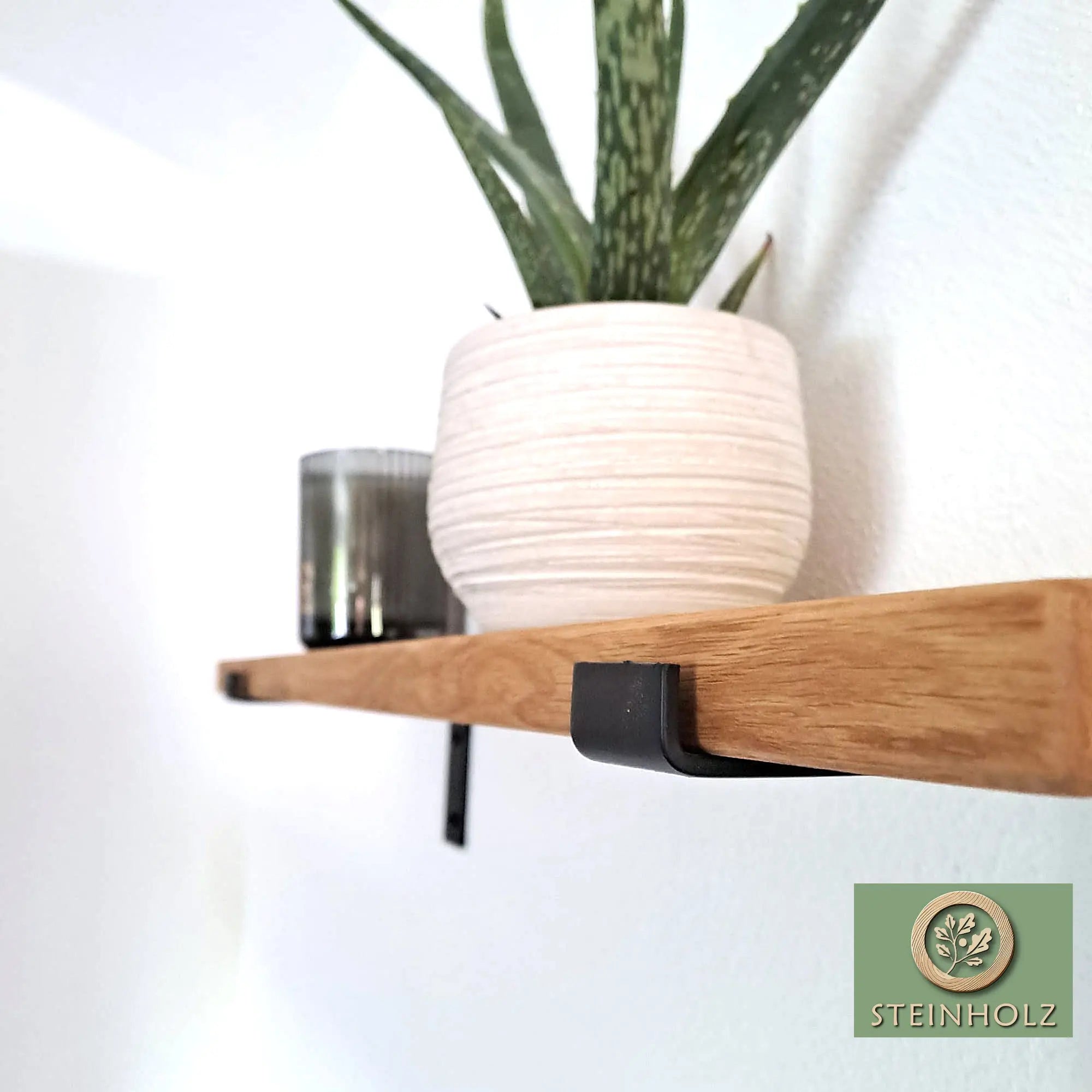 Wandboard aus Wildeiche mit Industrieträgern – Rustikales Design mit modernem Touch steinholz