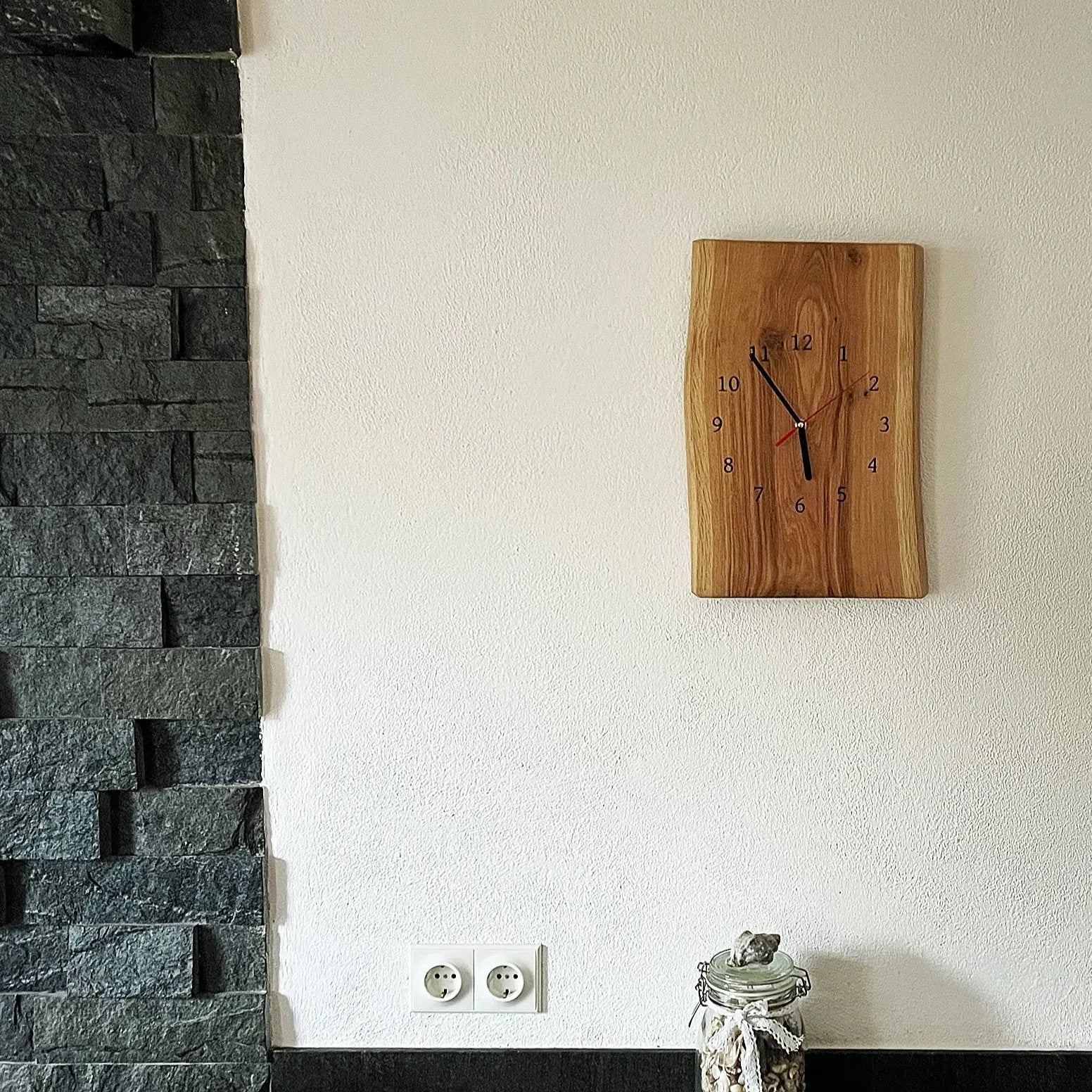 Wanduhr aus Eiche mit Baumkante, wählbarem Ziffernblatt & schleichendem Uhrwerk steinholz