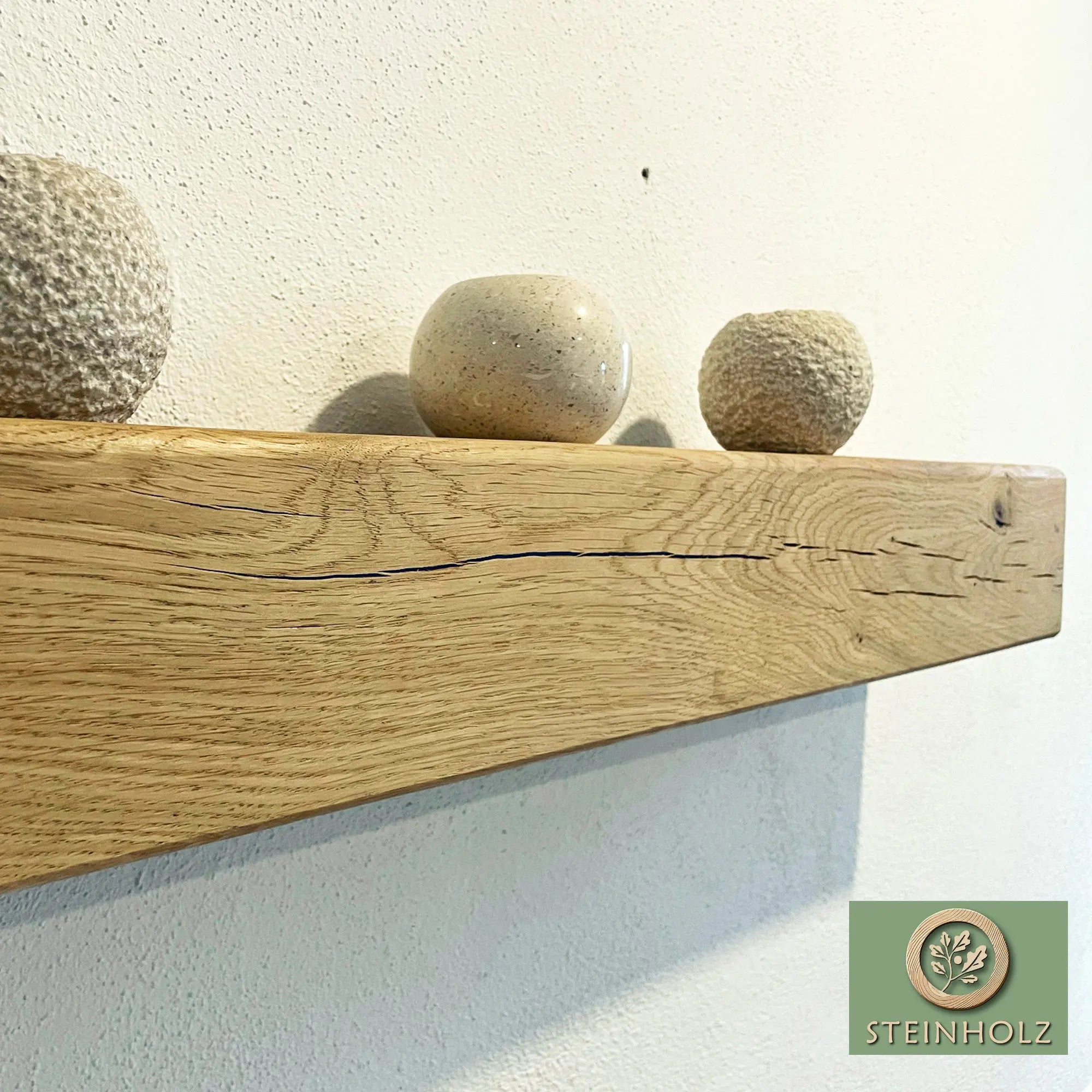 Schwebendes Balkenregal aus Eiche – Zeitloses Design mit natürlichem Charme steinholz