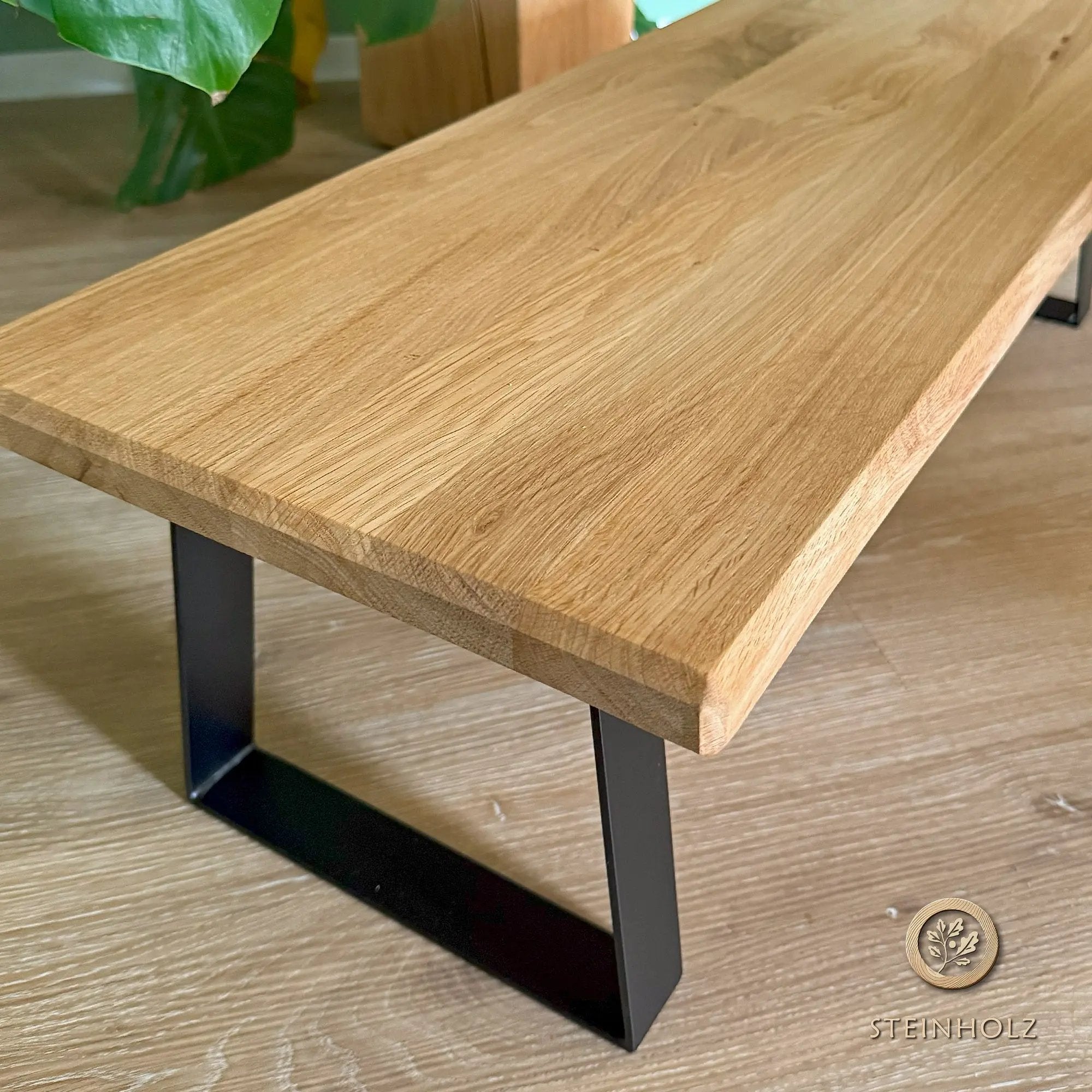 Blumenbank aus Wildeiche – Stilvolles Design für Pflanzen und Deko, das jedem Raum Eleganz und ein natürliches Flair verleiht.  Steinholz