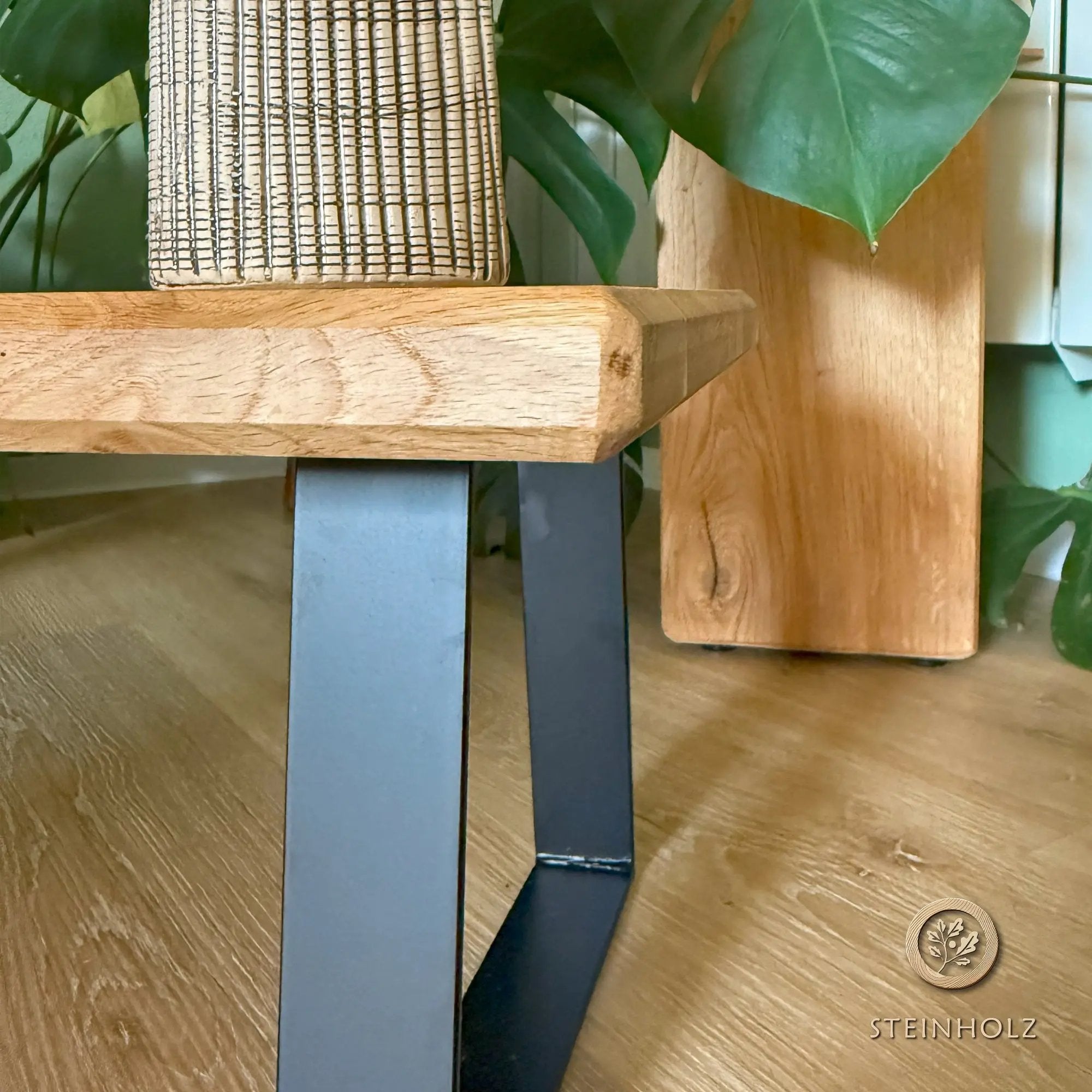 Blumenbank aus Wildeiche – Stilvolles Design für Pflanzen und Deko, das jedem Raum Eleganz und ein natürliches Flair verleiht.  Steinholz