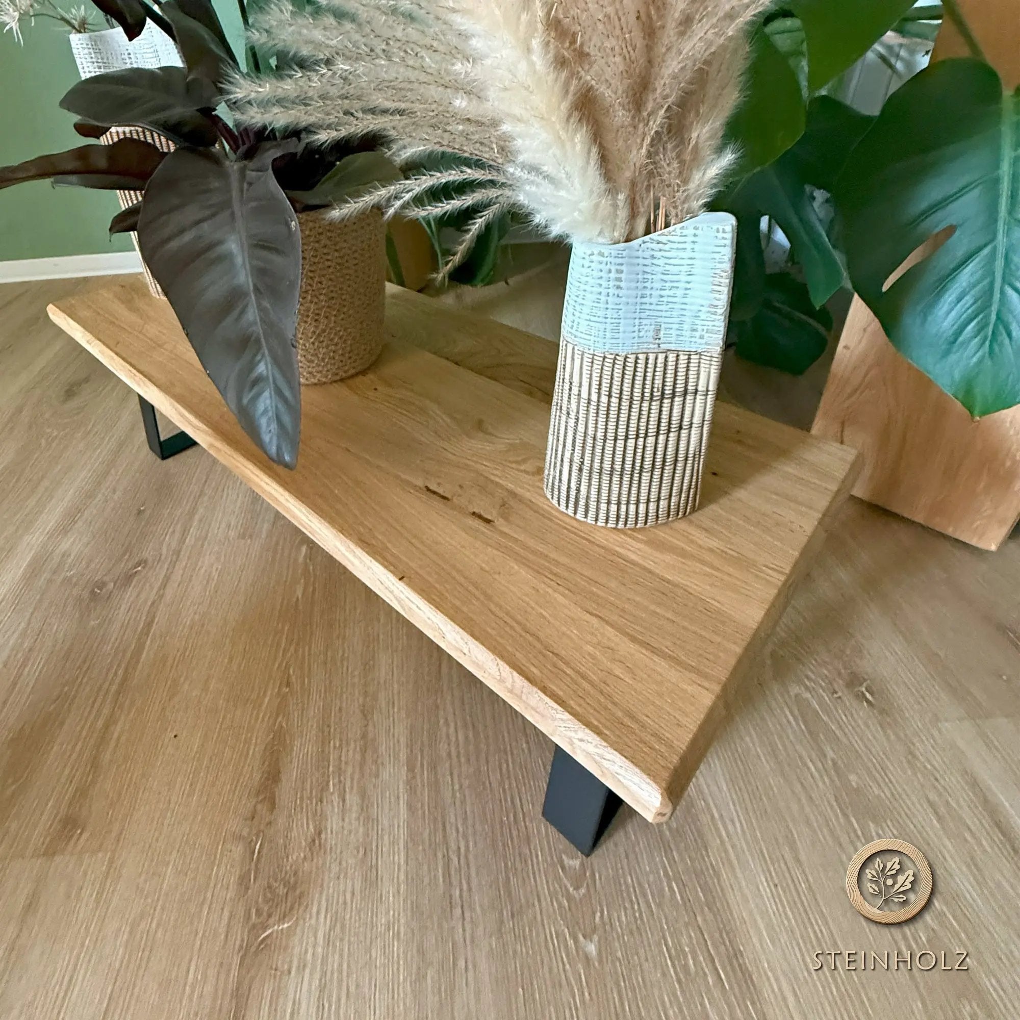 Blumenbank aus Wildeiche – Stilvolles Design für Pflanzen und Deko, das jedem Raum Eleganz und ein natürliches Flair verleiht.  Steinholz