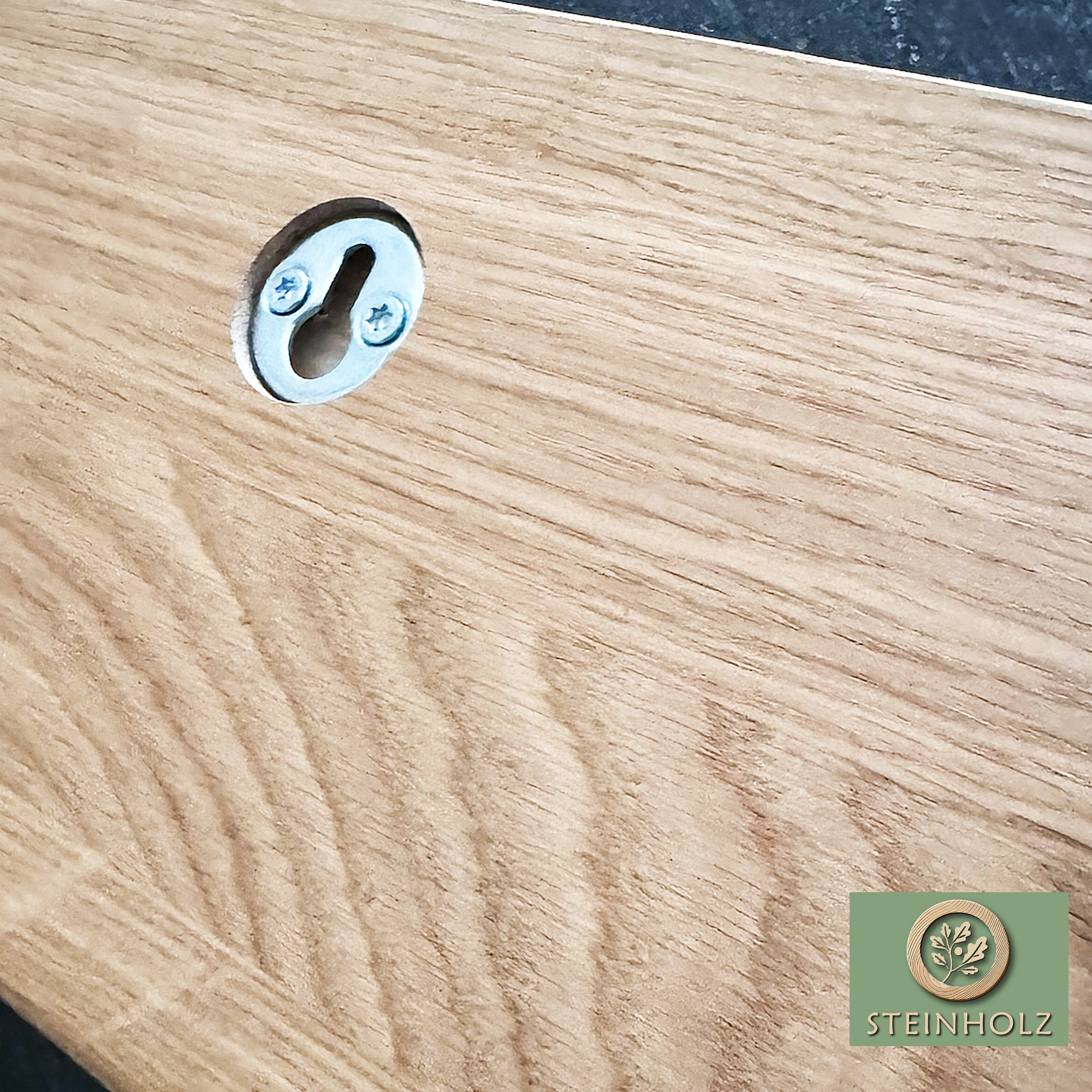 Massive Garderobe aus Eiche – Stilvolles Design mit schwarzen Metallhaken