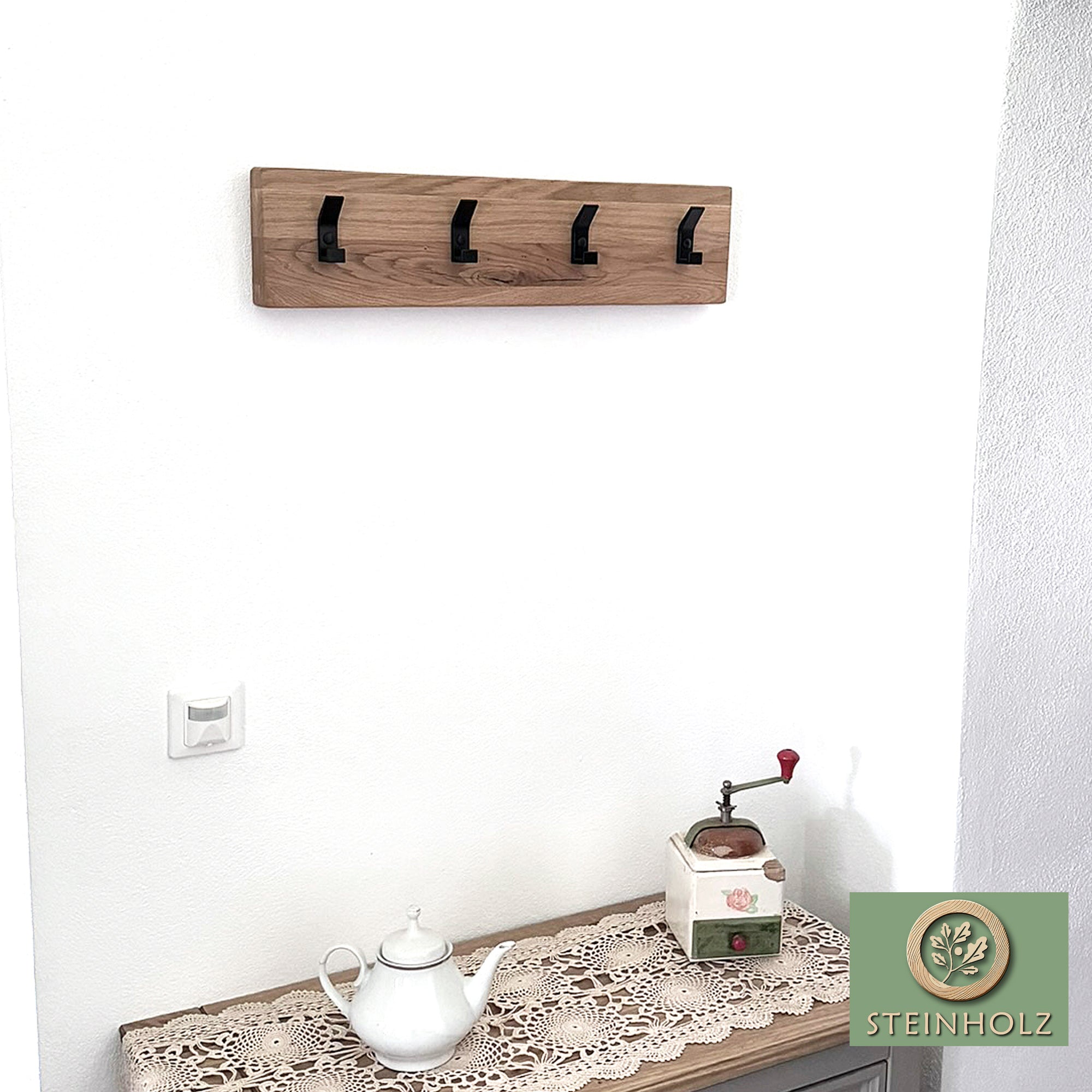 Massive Garderobe aus Eiche – Stilvolles Design mit schwarzen Metallhaken