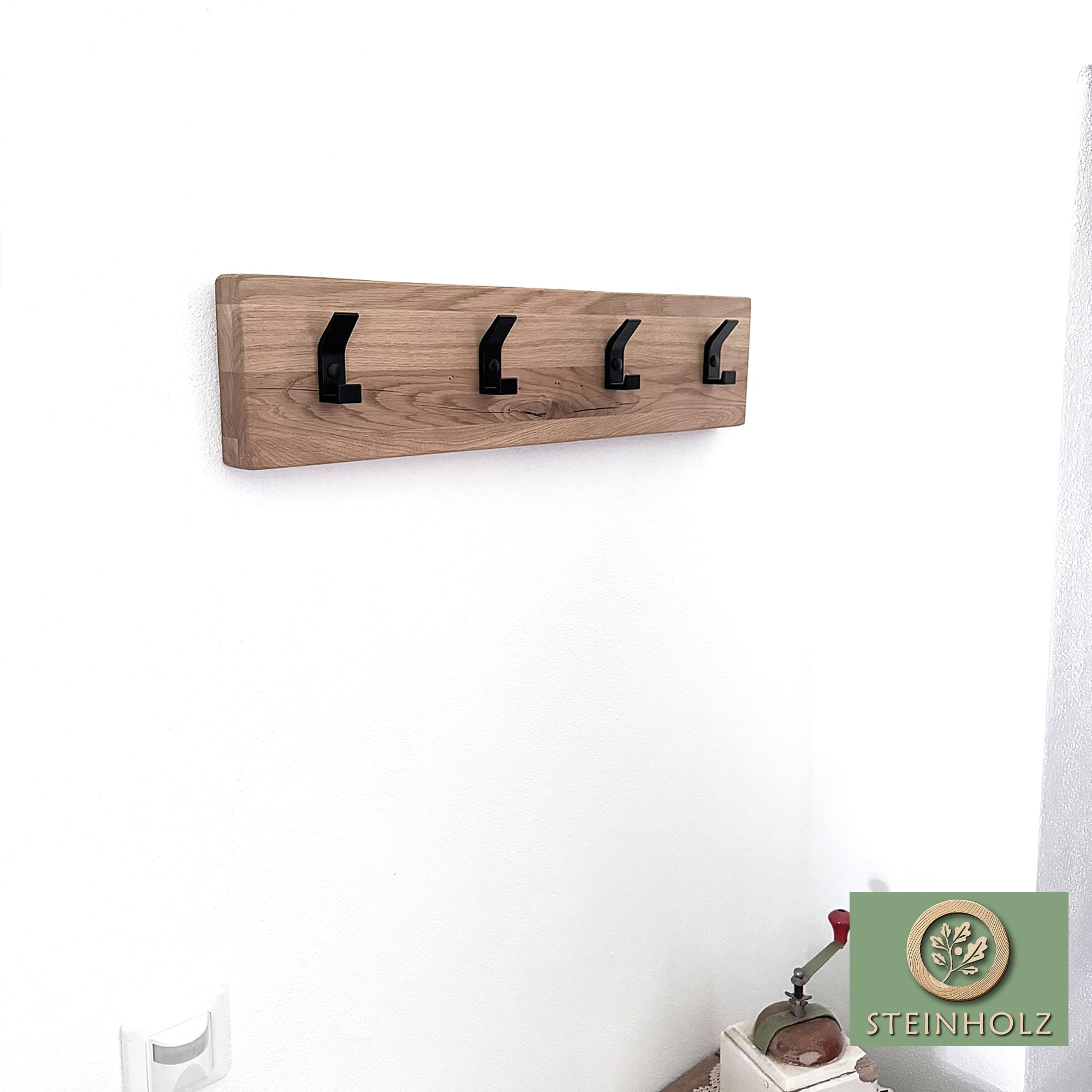 Massive Garderobe aus Eiche – Stilvolles Design mit schwarzen Metallhaken