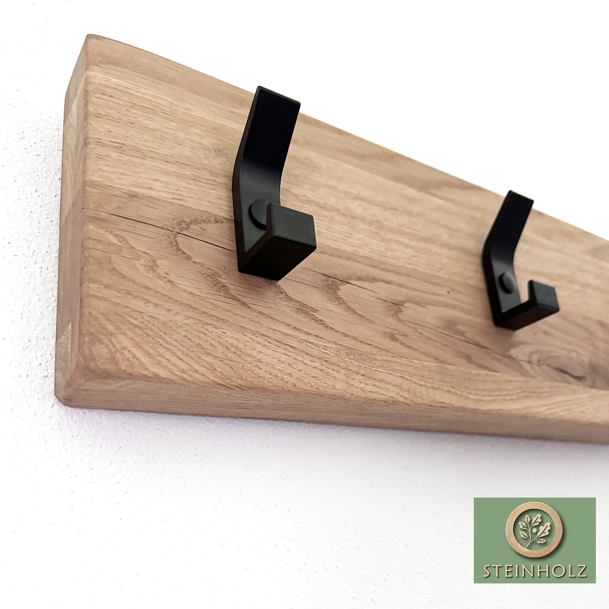 Massive Garderobe aus Eiche – Stilvolles Design mit schwarzen Metallhaken