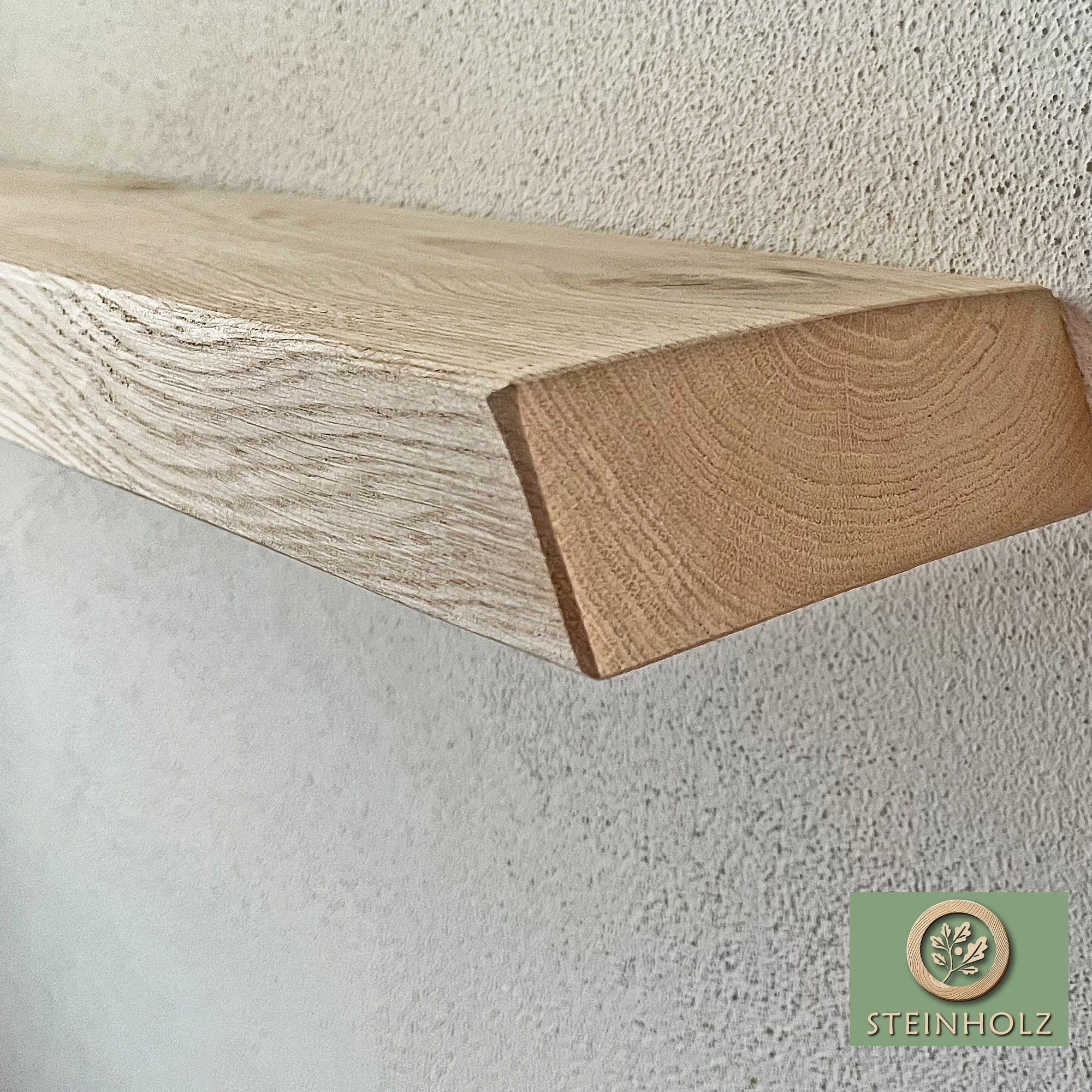 Schwebendes Wandregal aus Eiche mit Schrägschnitt – Elegantes Design aus Massivholz