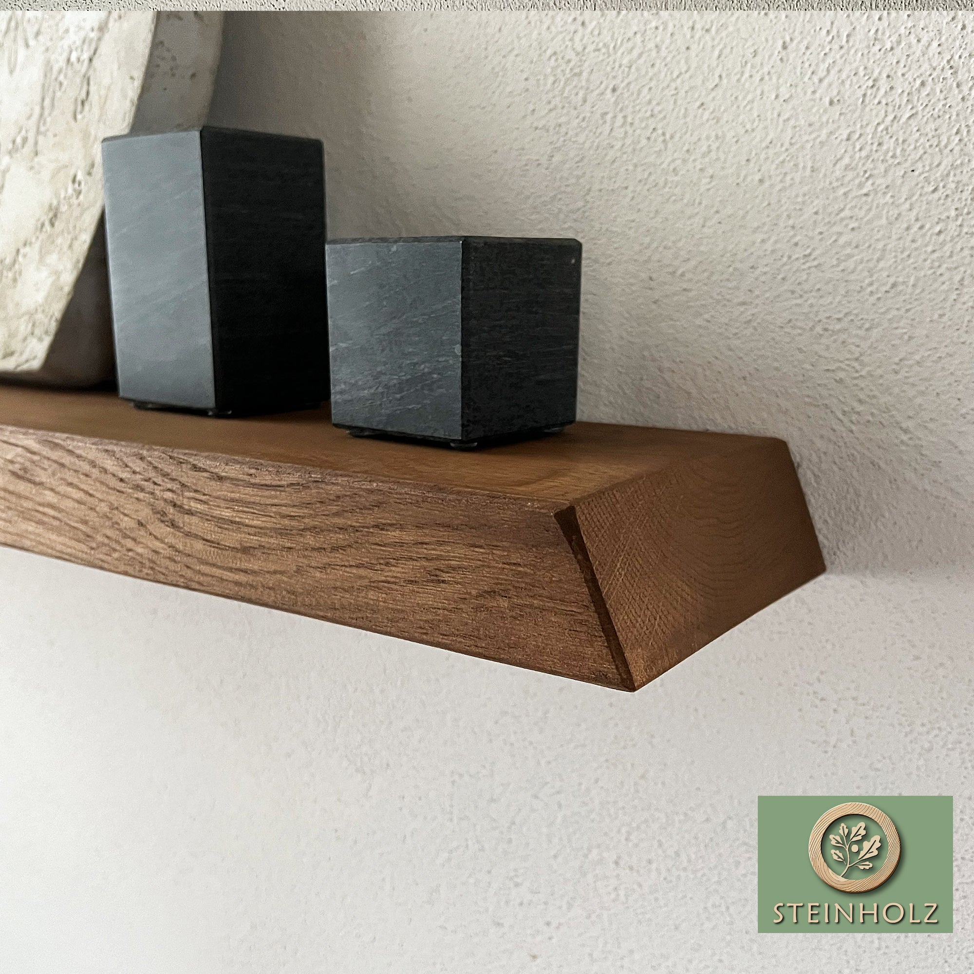 Schwebendes Wandregal aus Eiche mit Schrägschnitt – Elegantes Design aus Massivholz