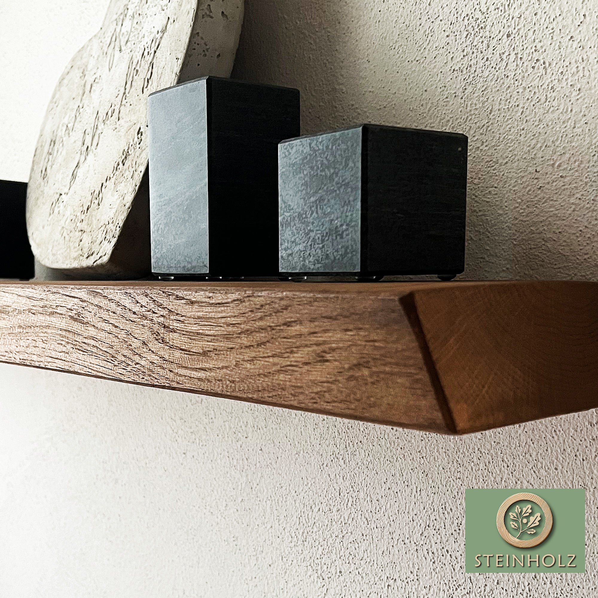 Schwebendes Wandregal aus Eiche mit Schrägschnitt – Elegantes Design aus Massivholz