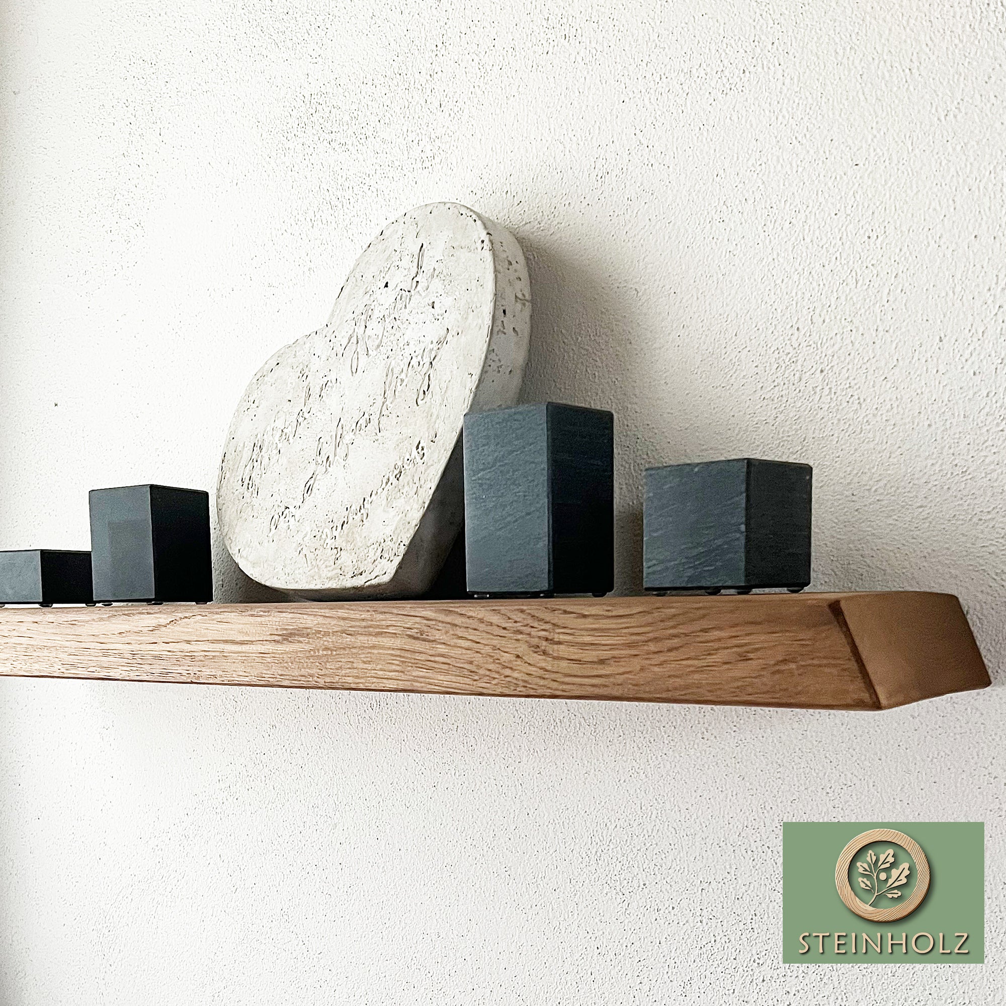 Schwebendes Wandregal aus Eiche mit Schrägschnitt – Elegantes Design aus Massivholz
