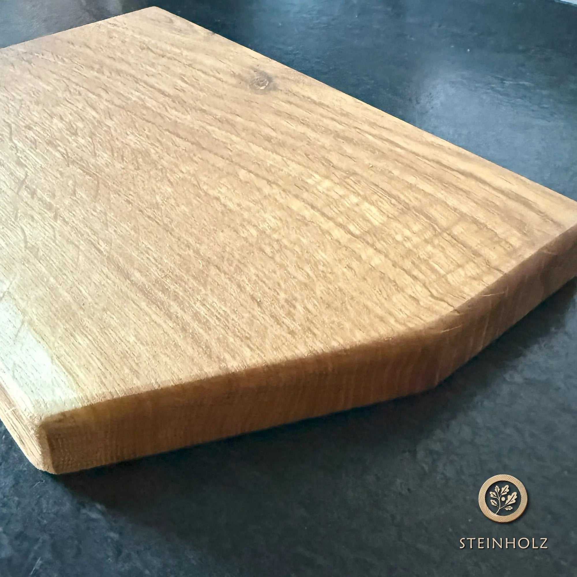 Schneidebrett aus Eiche mit Baumkante – Robust, stilvoll und einzigartig  Steinholz