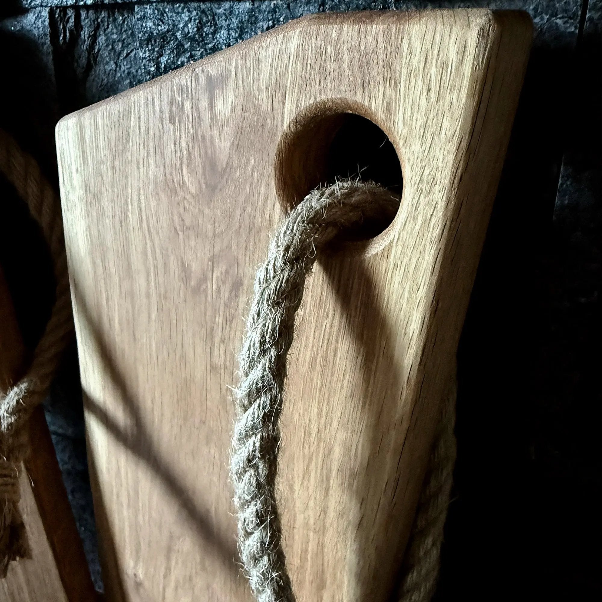 Schneidebrett aus Eiche mit Baumkante – Robust, stilvoll und einzigartig  Steinholz