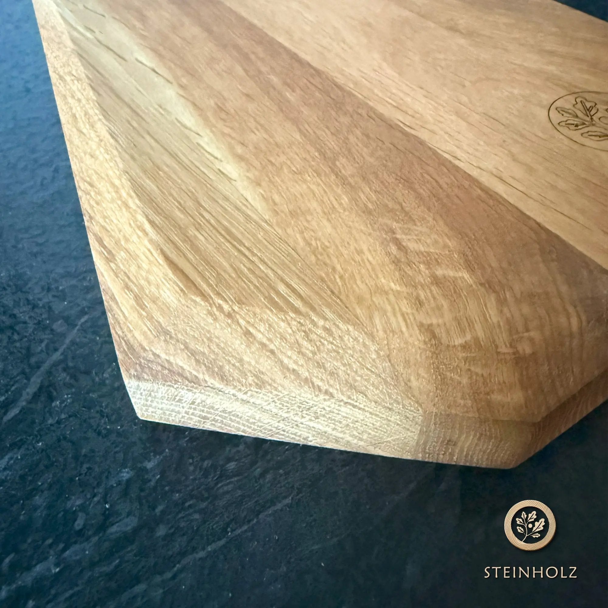 Schneidebrett aus Eiche mit Baumkante – Robust, stilvoll und einzigartig  Steinholz