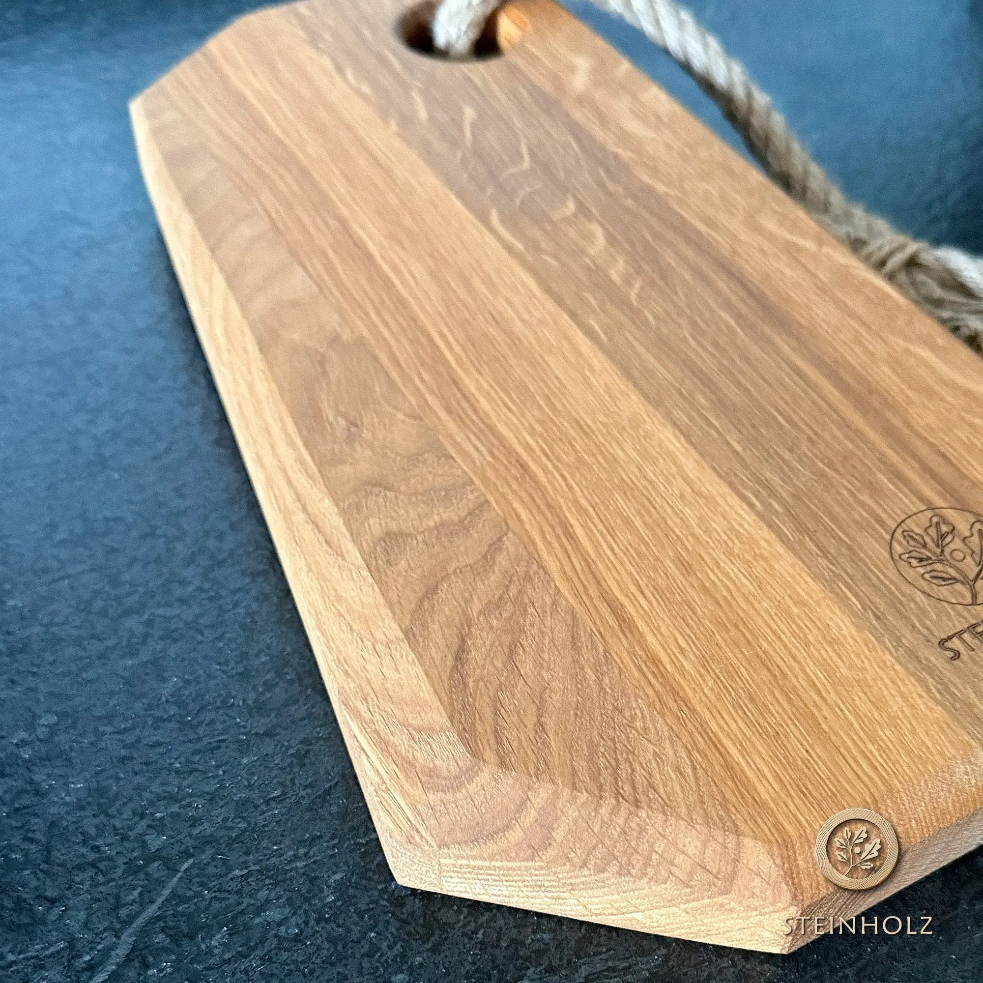 Schneidebrett aus Eiche mit Baumkante – Robust, stilvoll und einzigartig  Steinholz