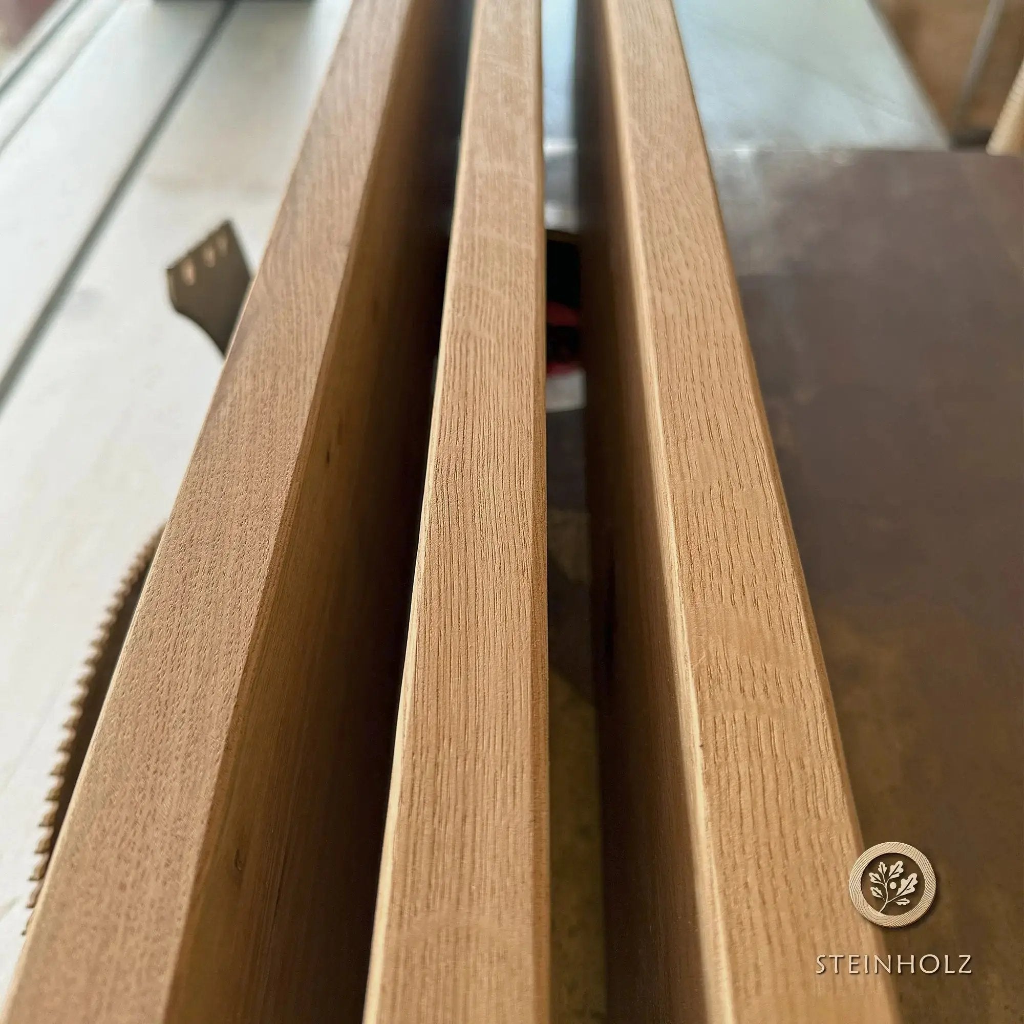 Schwebendes Wandboard aus Wildeiche – Natürliches Design mit versteckter Halterung  Steinholz