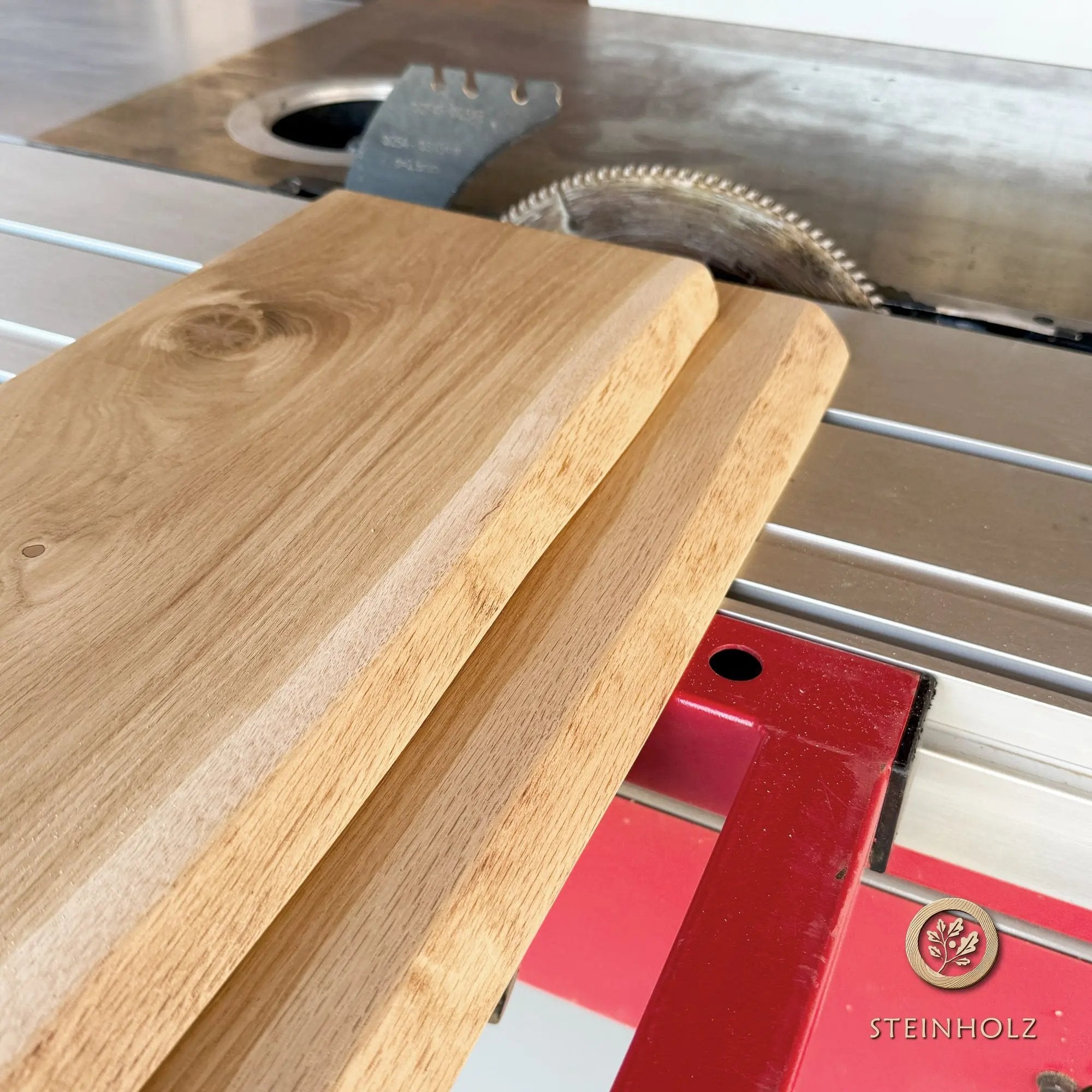 Abdeckplatte aus massiver Eiche mit Baumkante, maßgefertigt für Möbel & Mauern  Steinholz